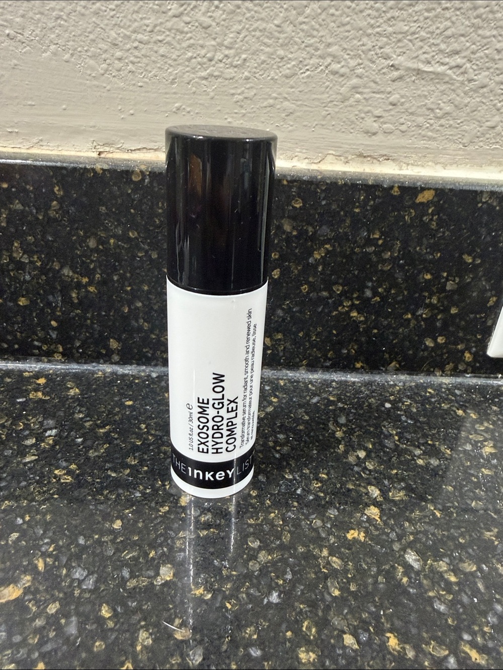 The INKEY List Hydro-Glow Primer - Black/White